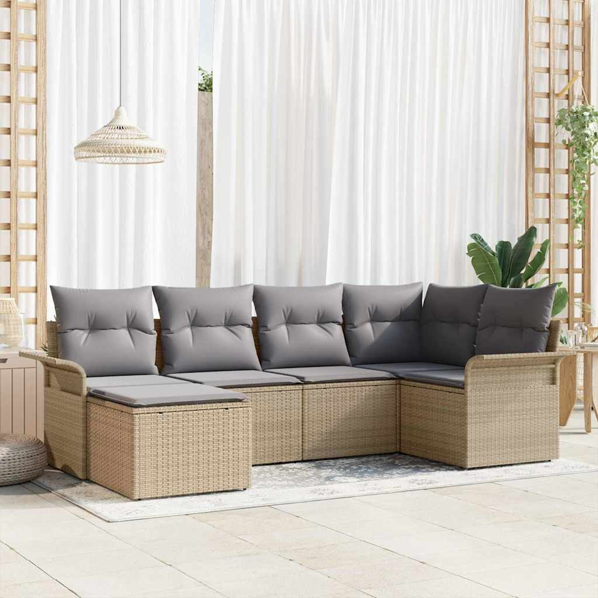 Outdoor-Ecksofa mit grauen Kissen. Beiger gewebter Rahmen auf einer Terrasse mit weißen Vorhängen im Hintergrund.