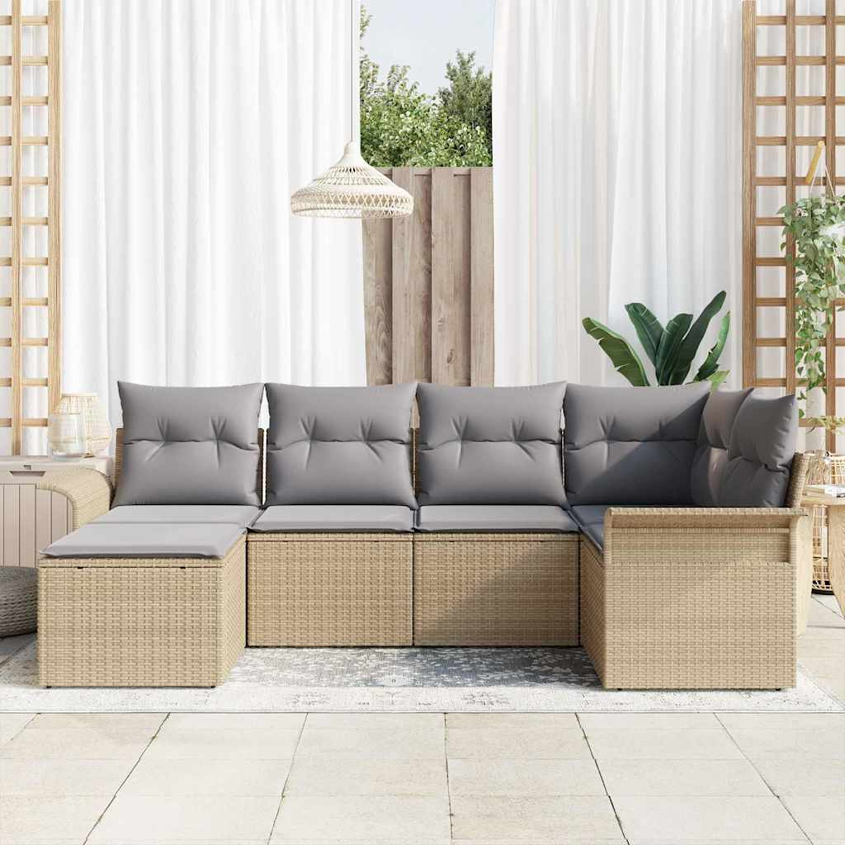 Outdoor-Ecksofa mit grauen Kissen. Beigefarbene Korbbasis. Weiße Vorhänge im Hintergrund. Pflanzen und ein Holzgitter.