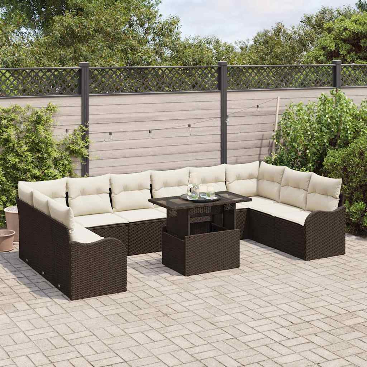 Outdoor-Ecksofa mit cremefarbenen Kissen und einem dunkelbraunen Tisch. Auf einer Ziegelterrasse, mit Zaun und Grün im Hintergrund.