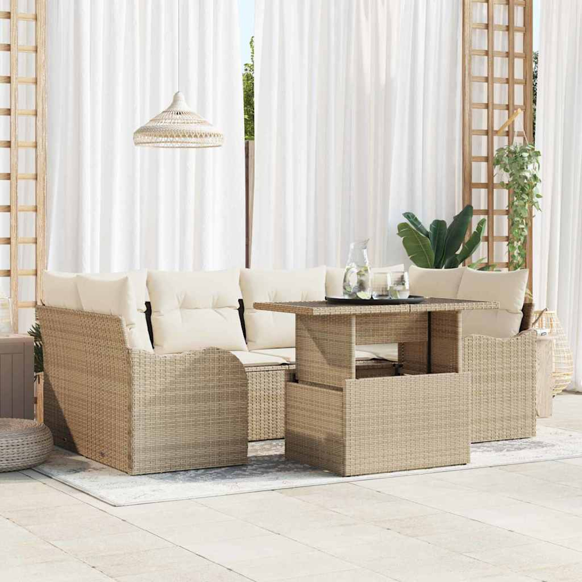 Gartenmöbel-Set aus Korbgeflecht, bestehend aus Sofa, Tisch und Stühlen, auf einer Terrasse mit weißen Vorhängen und einer Hängelampe.