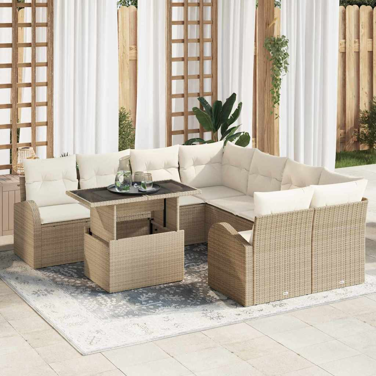 Garten-Sitzgruppe mit beigefarbenen Kissen und einem Tisch mit Hubfunktion auf einem gemusterten Teppich. Weiße Vorhänge und Holzstruktur im Hintergrund.