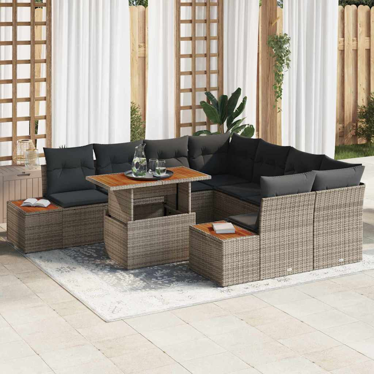 Outdoor-Ecksofa mit schwarzen Kissen. Ein Tisch mit Getränken. Hintergrund: weiße Vorhänge und Holzstruktur.