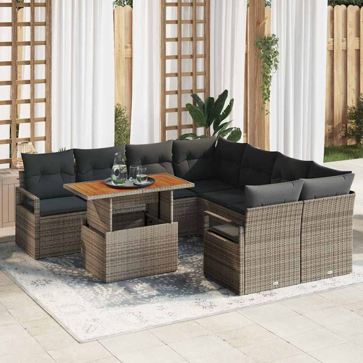 Outdoor-Ecksofa mit schwarzen Kissen und einem Holztisch. Weiße Vorhänge und ein Holzzaun im Hintergrund.