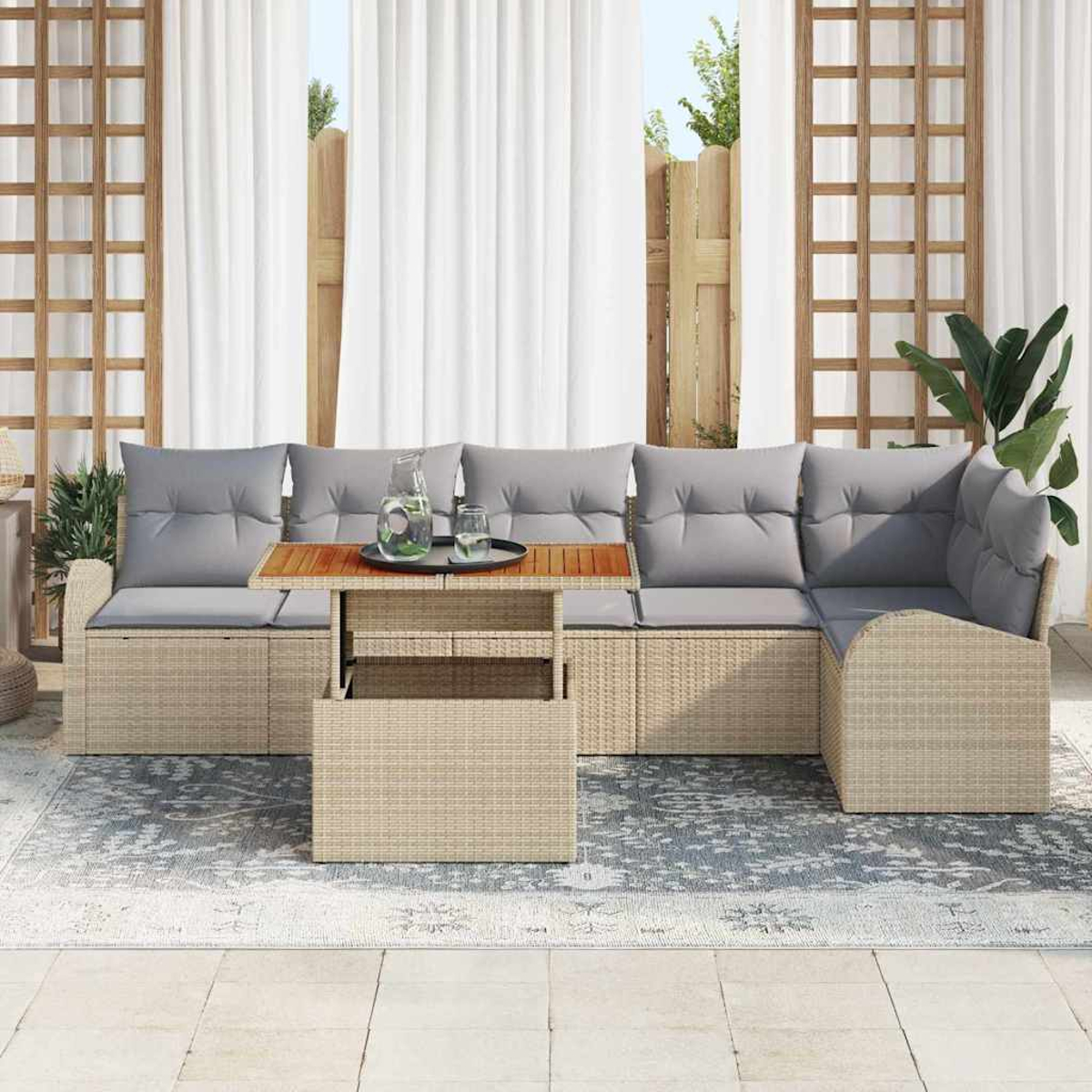 Gartenmöbel mit Tisch, grauen Kissen und einem Teppich. Der Hintergrund umfasst Vorhänge, Holzzaun und Pflanzen.