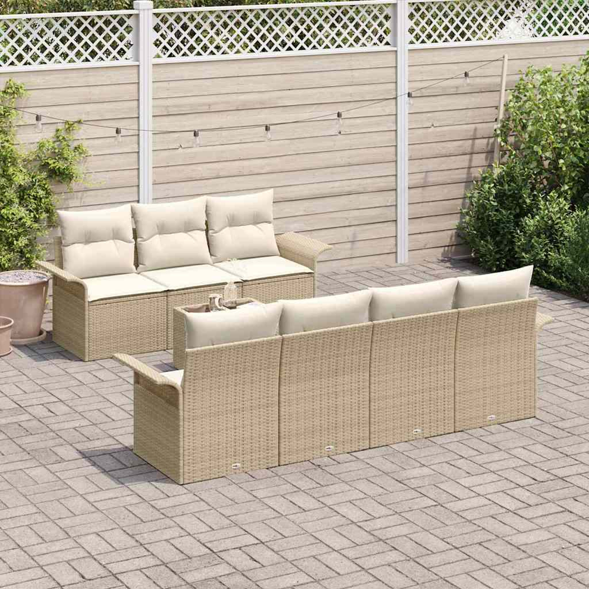 Zwei beige Korbsessel mit cremefarbenen Kissen stehen auf einer Backstein-Terrasse. Ein weißer Zaun und Grün bilden den Hintergrund.