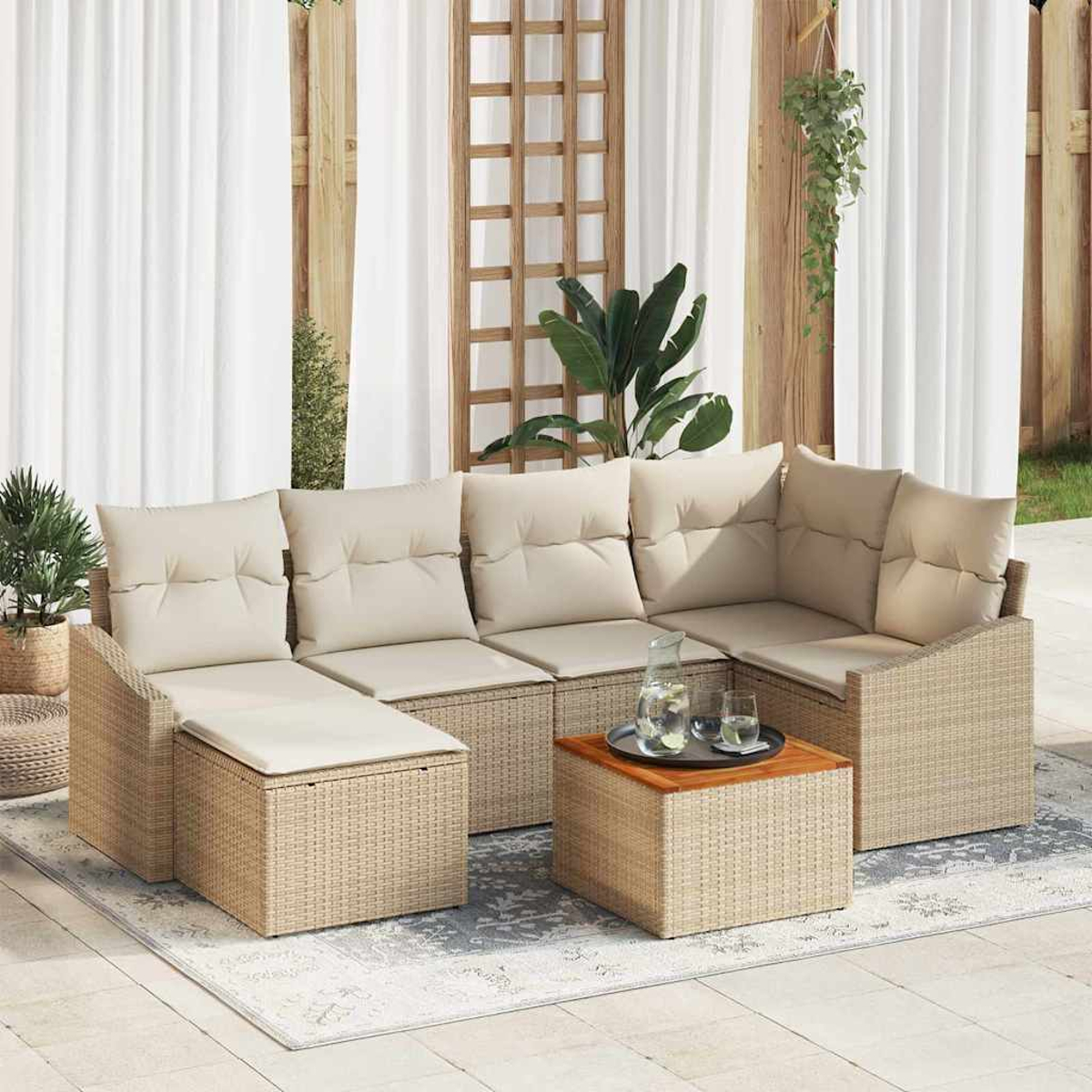 Outdoor-Ecksofa mit beigefarbenen Kissen, Couchtisch und Pflanzen. Weiße Vorhänge und Holzgitter im Hintergrund.