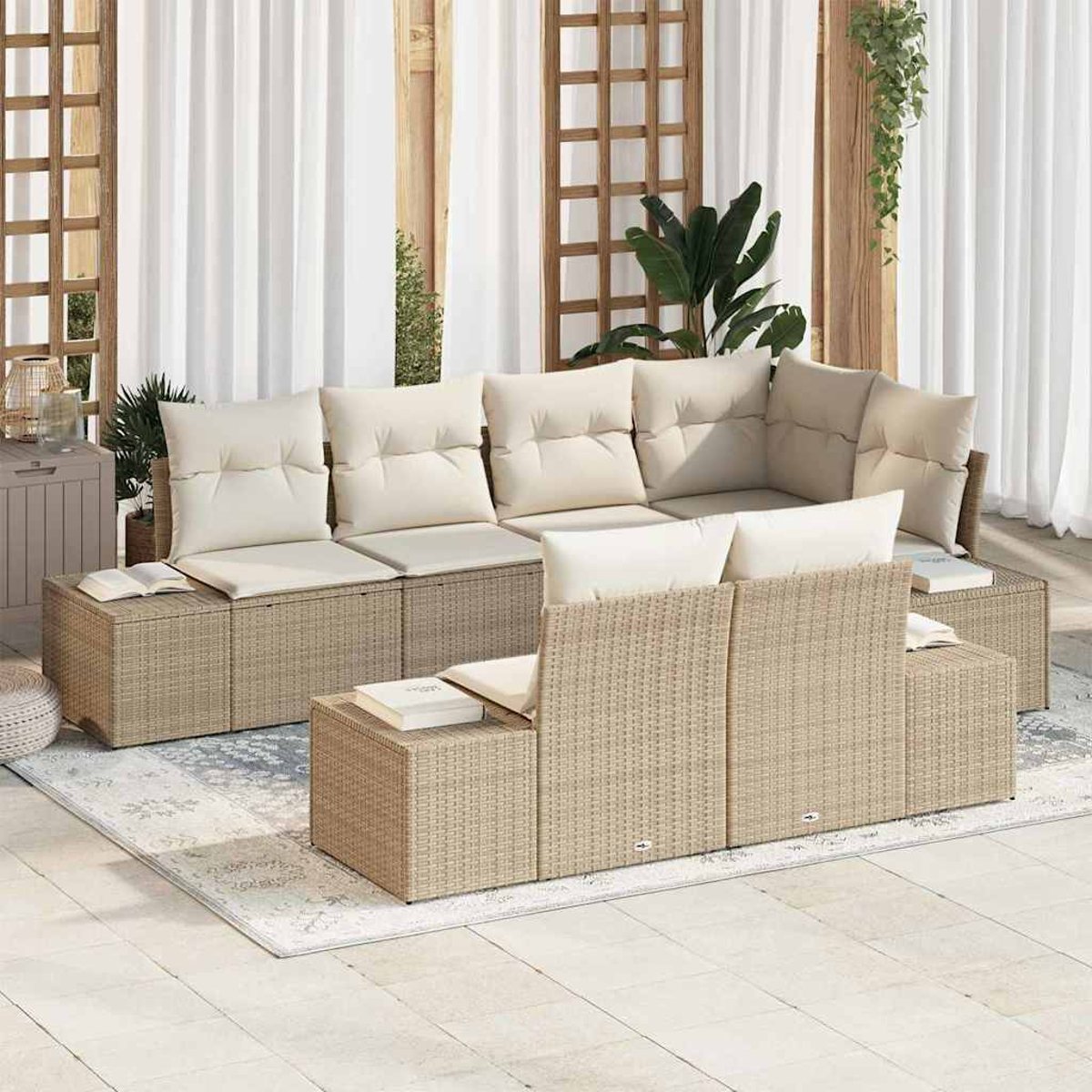 Outdoor-Wicker-Ecksofa mit cremefarbenen Kissen. Weiße Vorhänge, Holzgitter und ein Teppich befinden sich im Hintergrund.