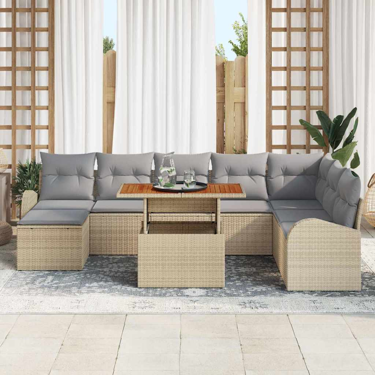 Outdoor-Ecksofa mit grauen Kissen und einem Holztisch. Weiße Vorhänge und ein Holzzaun sind im Hintergrund.