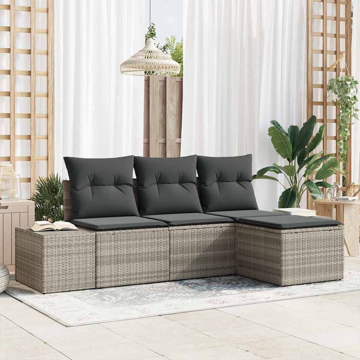 Outdoor-Ecksofa mit grauen Kissen. Weiße Vorhänge und Pflanzen im Hintergrund. Überhängende Korblampe.
