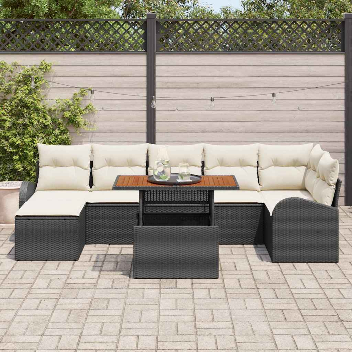 Outdoor-Ecksofa mit cremefarbenen Kissen und einem Holztisch auf einer Ziegelterrasse. Im Hintergrund befinden sich ein Zaun und Grün.