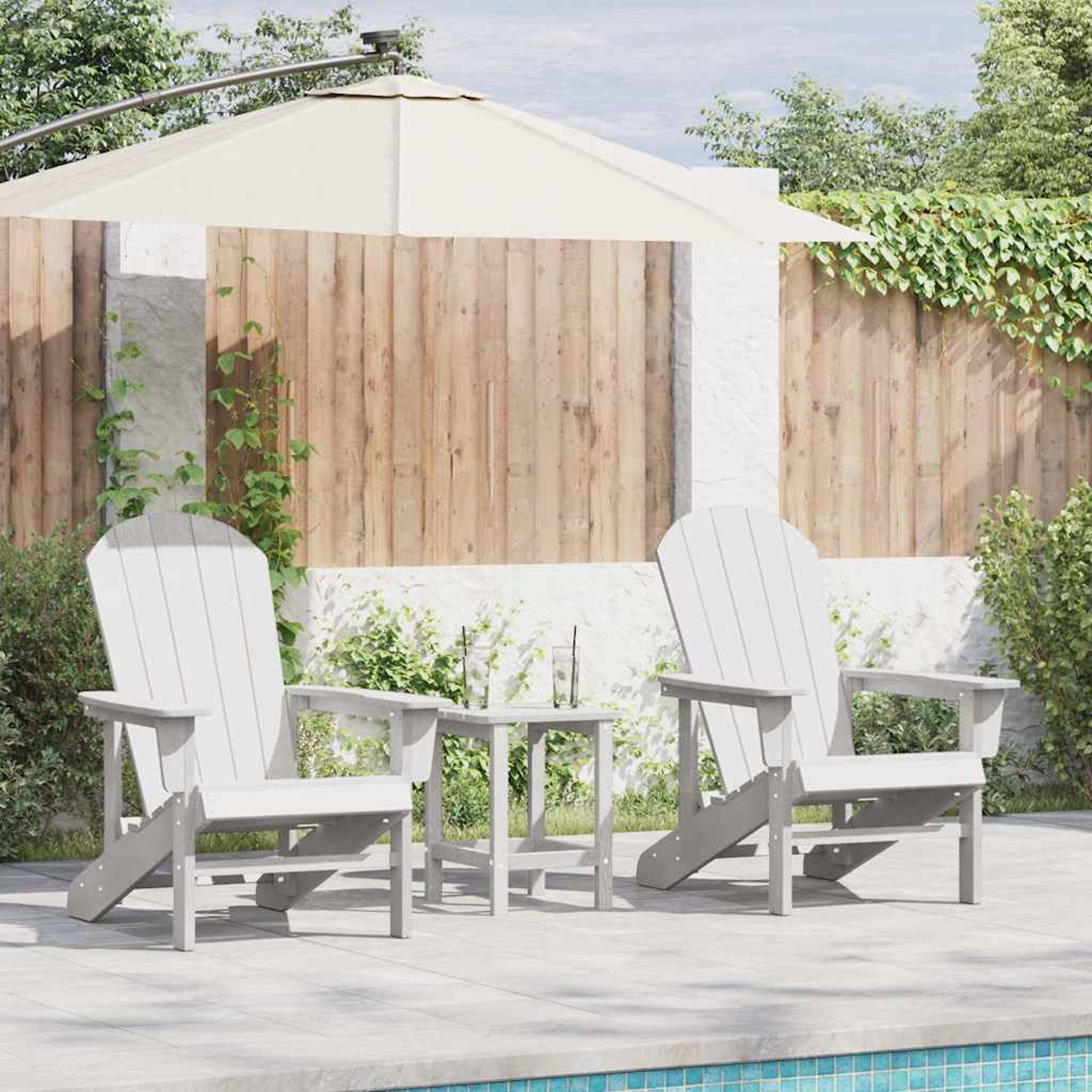 Zwei graue Adirondack-Stühle, ein kleiner Tisch und ein Sonnenschirm auf einer Terrasse am Pool. Holzzaun und Grün im Hintergrund.