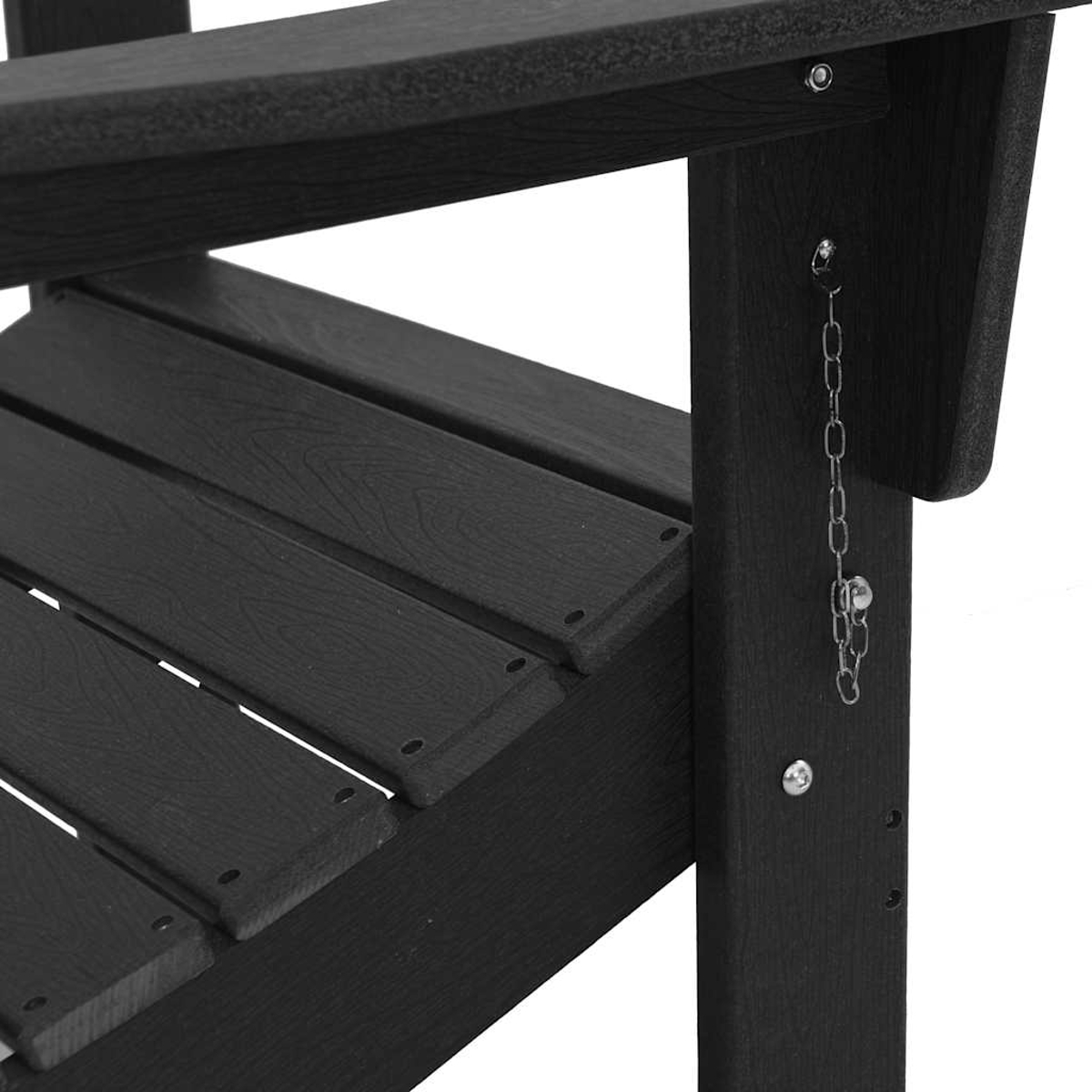 Nahaufnahme eines schwarzen Holzstuhls. Sichtbar sind die Armlehne, die Sitzleisten und eine Kette. Die Struktur des Stuhls ist stabil und modern.