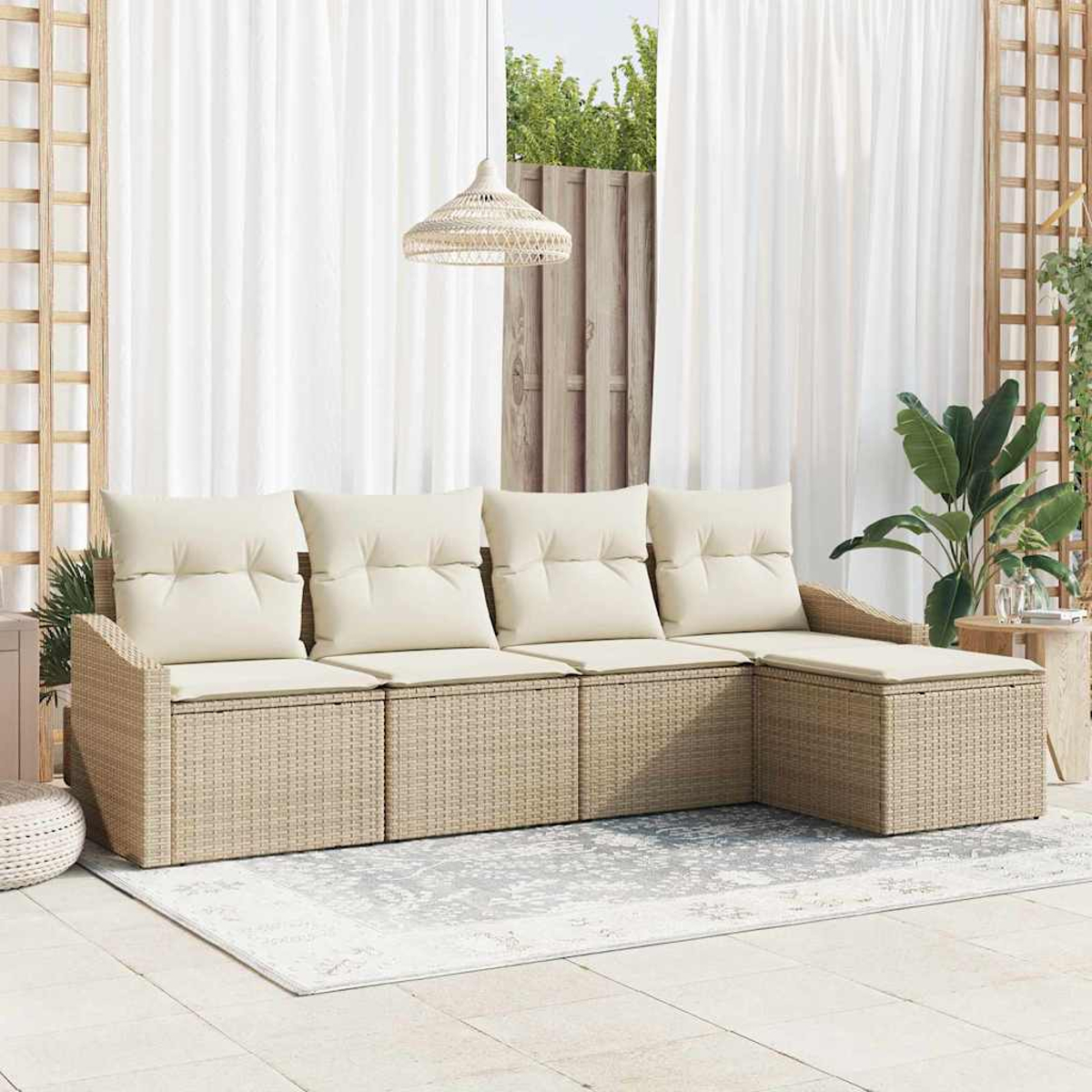 Outdoor-Sitzbereich mit beigem Korbmöbel, Kissen, grauem Teppich, weißen Vorhängen und einer hängenden Korblampe.