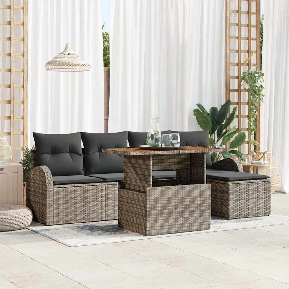 Garten-Terrassenset mit grauen Kissen. Enthält ein Sofa, einen Tisch mit Gläsern und einer Kanne sowie einen Stuhl. Weiße Vorhänge im Hintergrund.