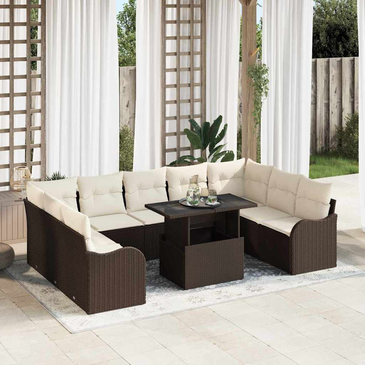 Garten-Sitzgruppe mit braunem Korbgewebe, beigen Kissen und einem Tisch. Weiße Vorhänge und Holzgitter im Hintergrund.