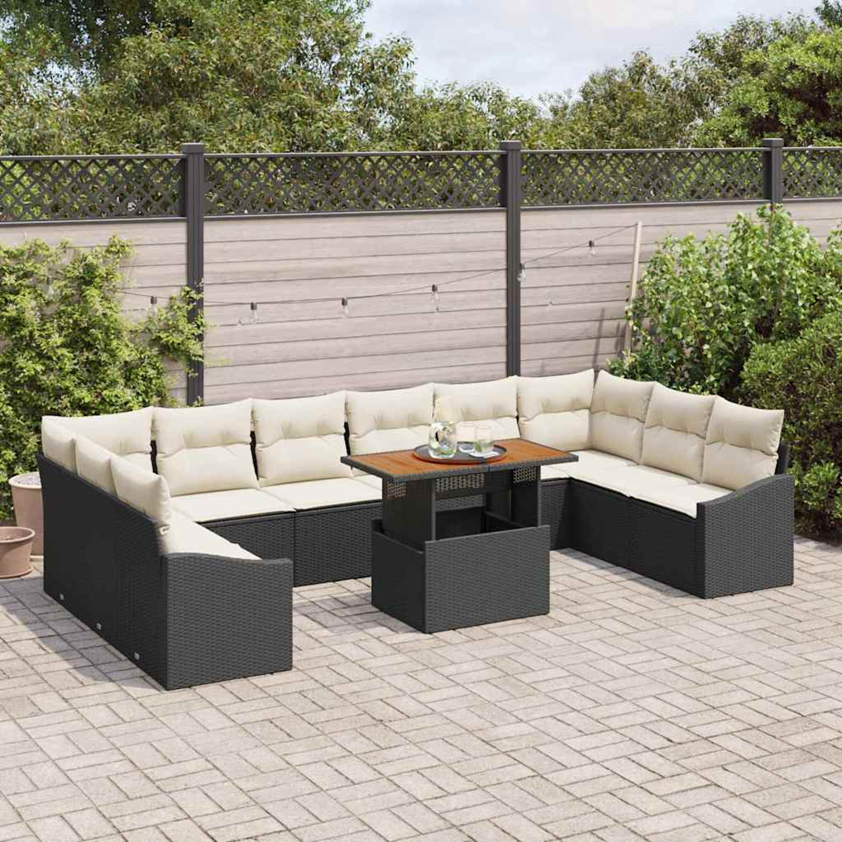 Garten-Terrassenset mit schwarzen Korbmöbeln, beigen Kissen und einem Holztisch. Die Kulisse ist eine gepflasterte Terrasse mit Holzzaun.