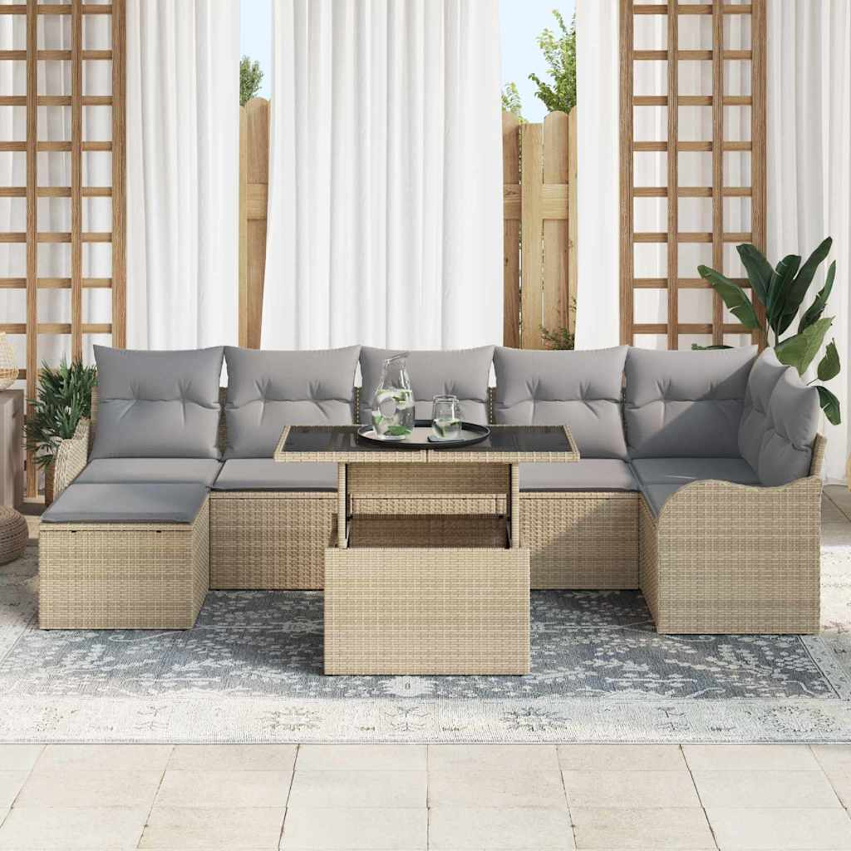 Outdoor-Ecksofa mit grauen Kissen, einem Tisch und einem Teppich. Weiße Vorhänge und Holzpaneele im Hintergrund.