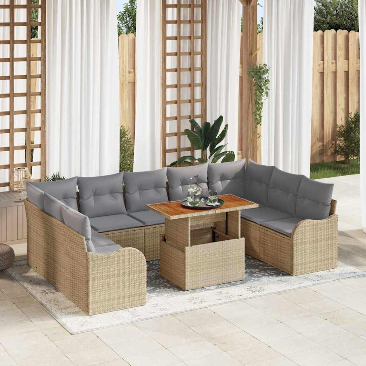 Garten-Sitzgruppe mit grauen Kissen und Holztisch. Weiße Vorhänge und Holzzaun im Hintergrund. Teppich auf dem Boden.