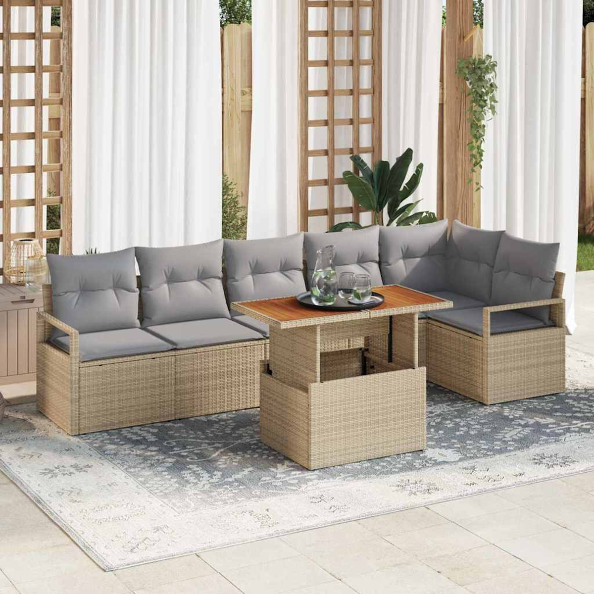 Garten-Sitzgruppe mit grauen Kissen, einem Holztisch und einem Teppich. Weiße Vorhänge und Holzgitter im Hintergrund.