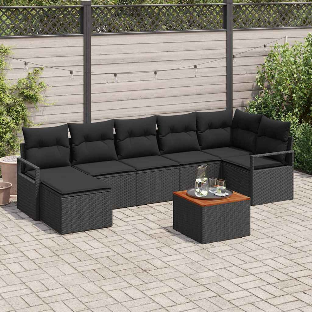Outdoor-Ecksofa mit schwarzen Kissen und Couchtisch. Terrasse mit grauen Pflastersteinen und Holzzaun im Hintergrund.