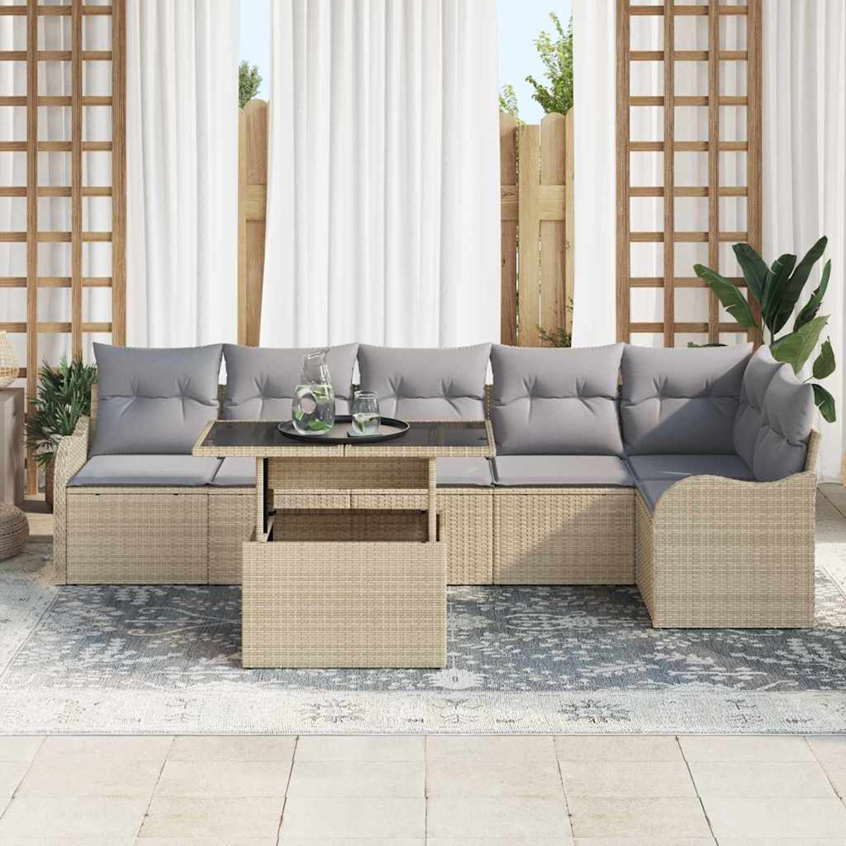 Outdoor-Ecksofa mit grauen Kissen und einem Tisch. Weiße Vorhänge und Holzgitter im Hintergrund. Ein Teppich auf dem Boden.