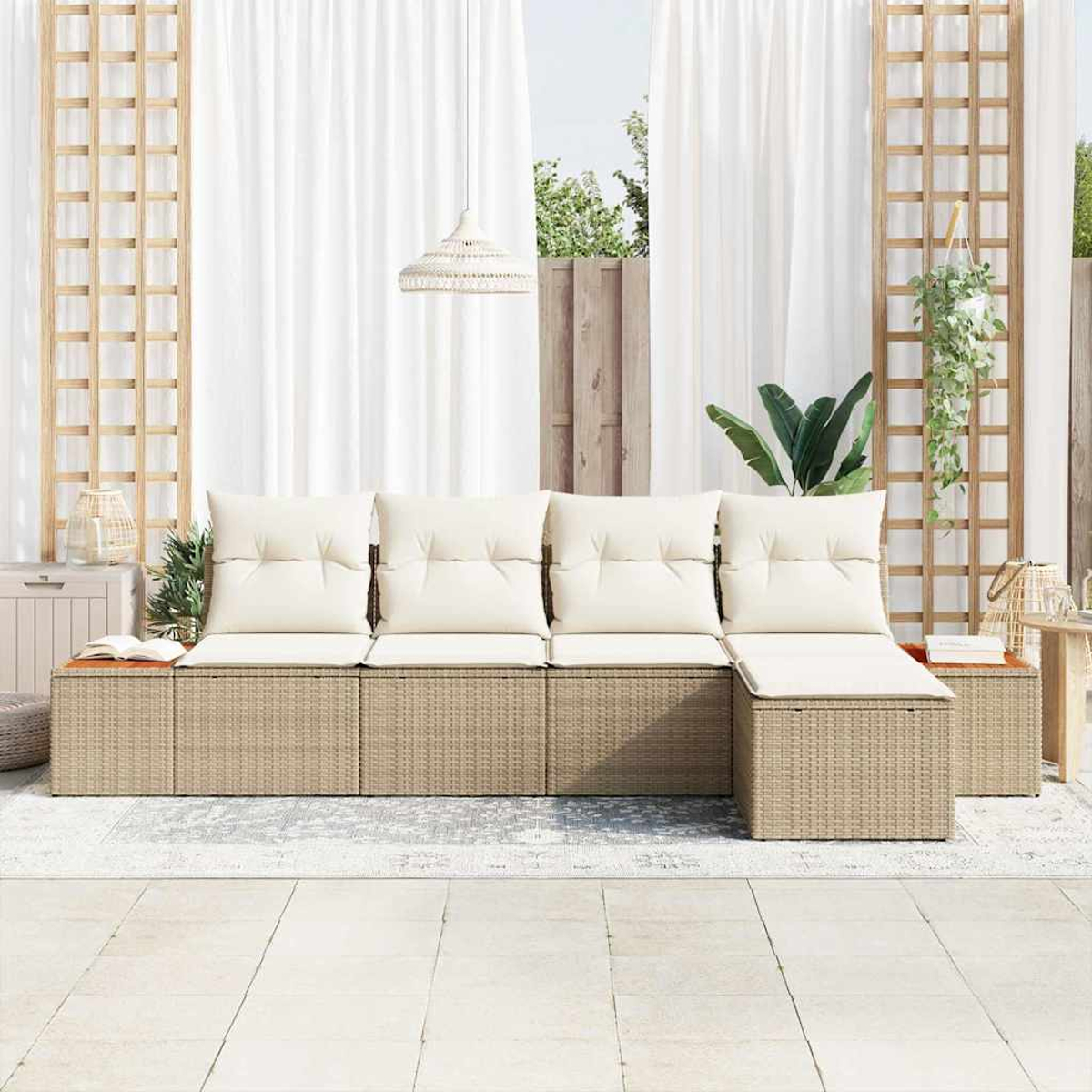 Outdoor-Ecksofa mit cremefarbenen Kissen auf einer Terrasse. Weiße Vorhänge und Spalier im Hintergrund. Pflanzen und dekorative Gegenstände.