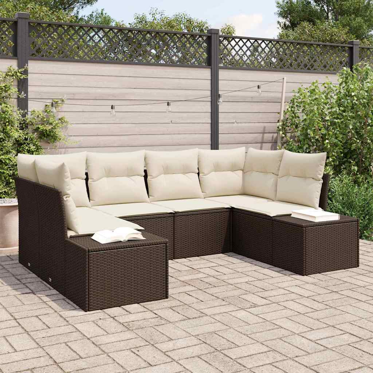 Ein braunes Korbsessel-Ecksofa mit cremefarbenen Kissen steht auf einer Terrasse. Ein Buch liegt auf dem Arm. Im Hintergrund ein Zaun und Grün.