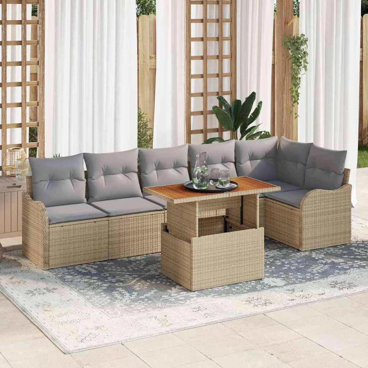 Garten-Sitzgruppe mit grauen Kissen und einem Holztisch. Weiße Vorhänge im Hintergrund. Rattanmöbel auf einem gemusterten Teppich.
