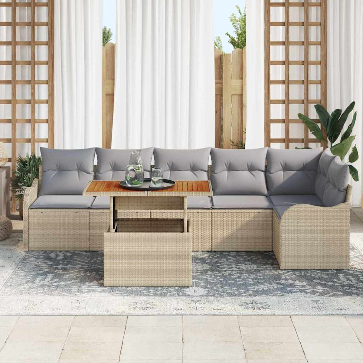 Garten-Sitzgruppe mit grauen Kissen und einem Holztisch. Weiße Vorhänge und ein Holzzaun befinden sich im Hintergrund.