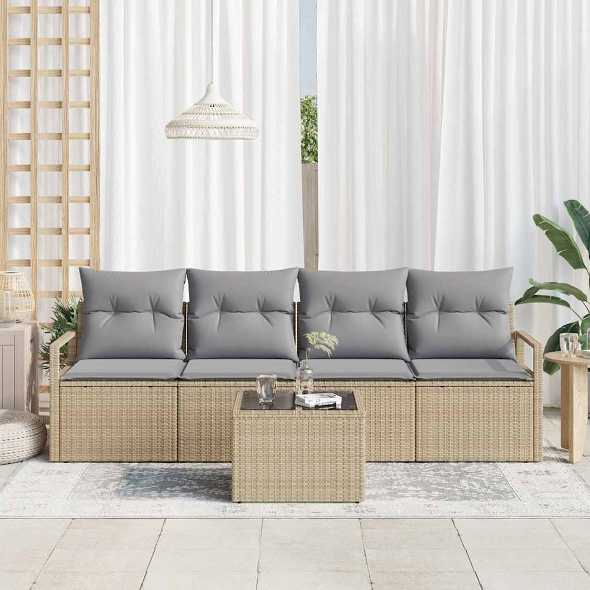 Gartenmöbel mit grauen Kissen und einem Couchtisch. Weiße Vorhänge und eine gewebte Lampe hängen im Hintergrund.