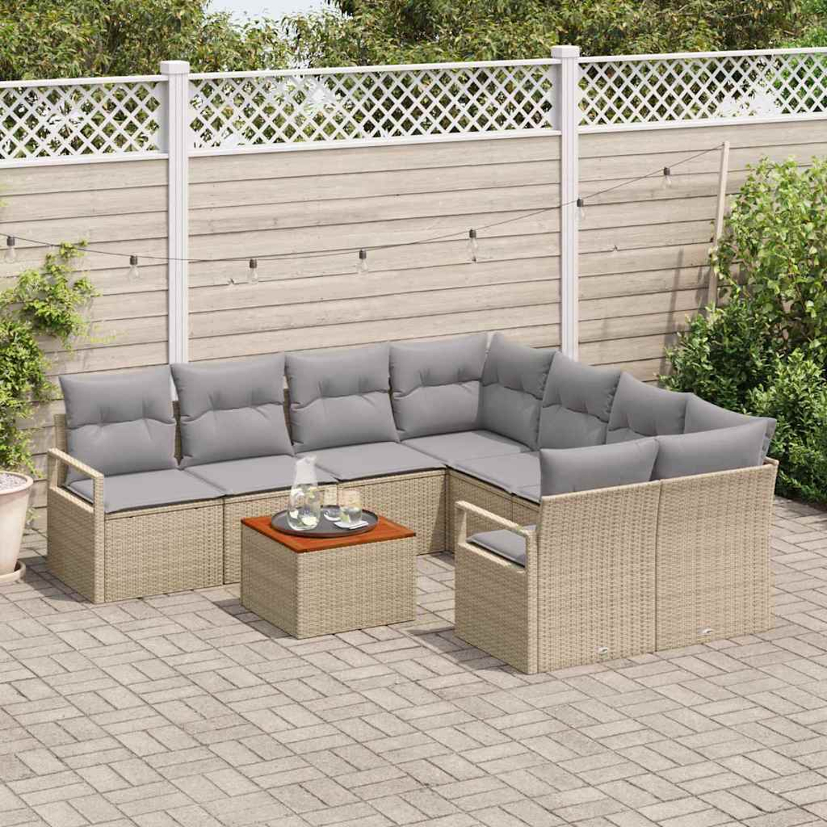 Geflochtenes Outdoor-Ecksofa mit grauen Kissen und einem kleinen Tisch auf einer Backstein-Terrasse, vor einem Holzzaun.
