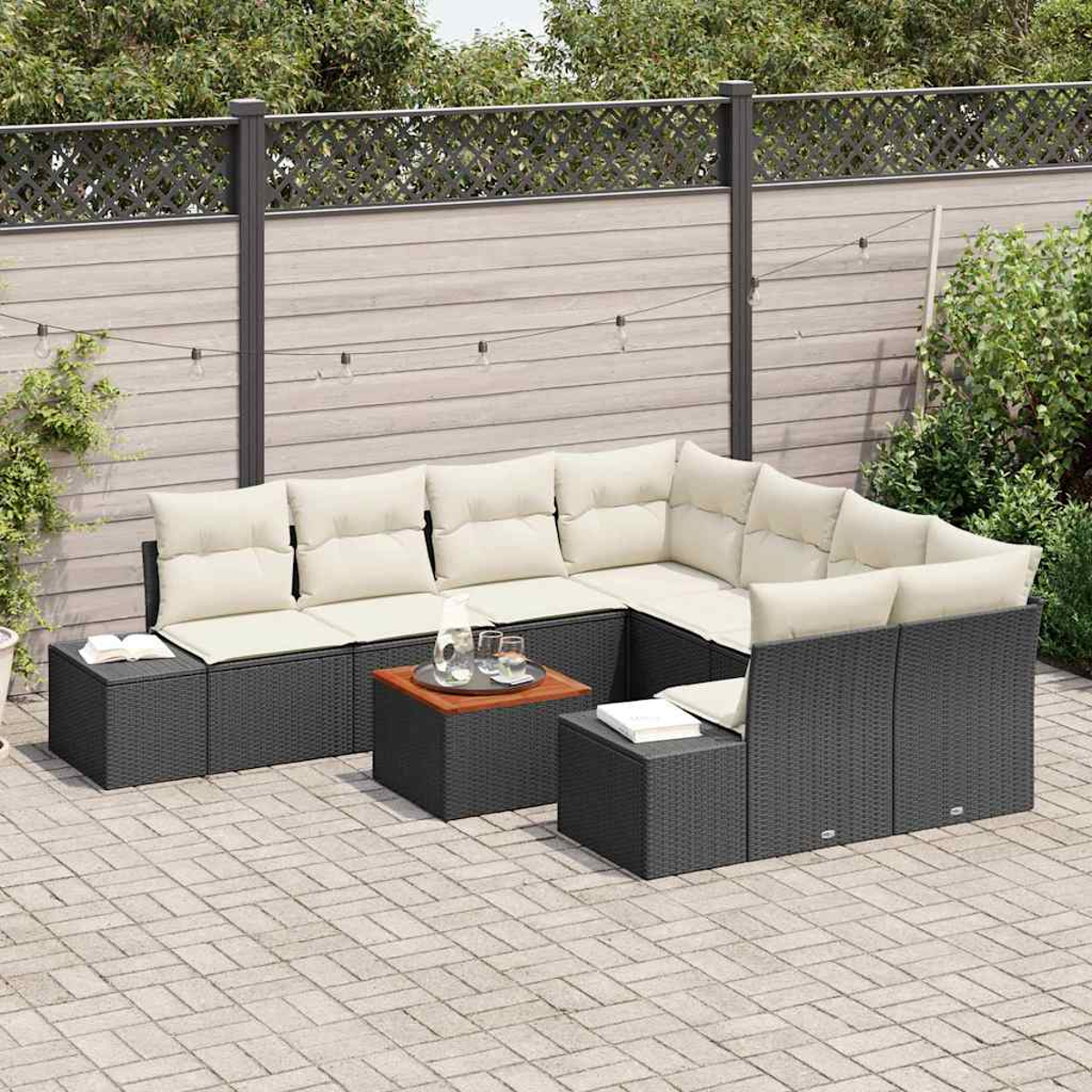Outdoor-Ecksofa mit cremefarbenen Kissen und einem Holztisch. Auf einer Terrasse mit Holzzaun und Grün im Hintergrund.