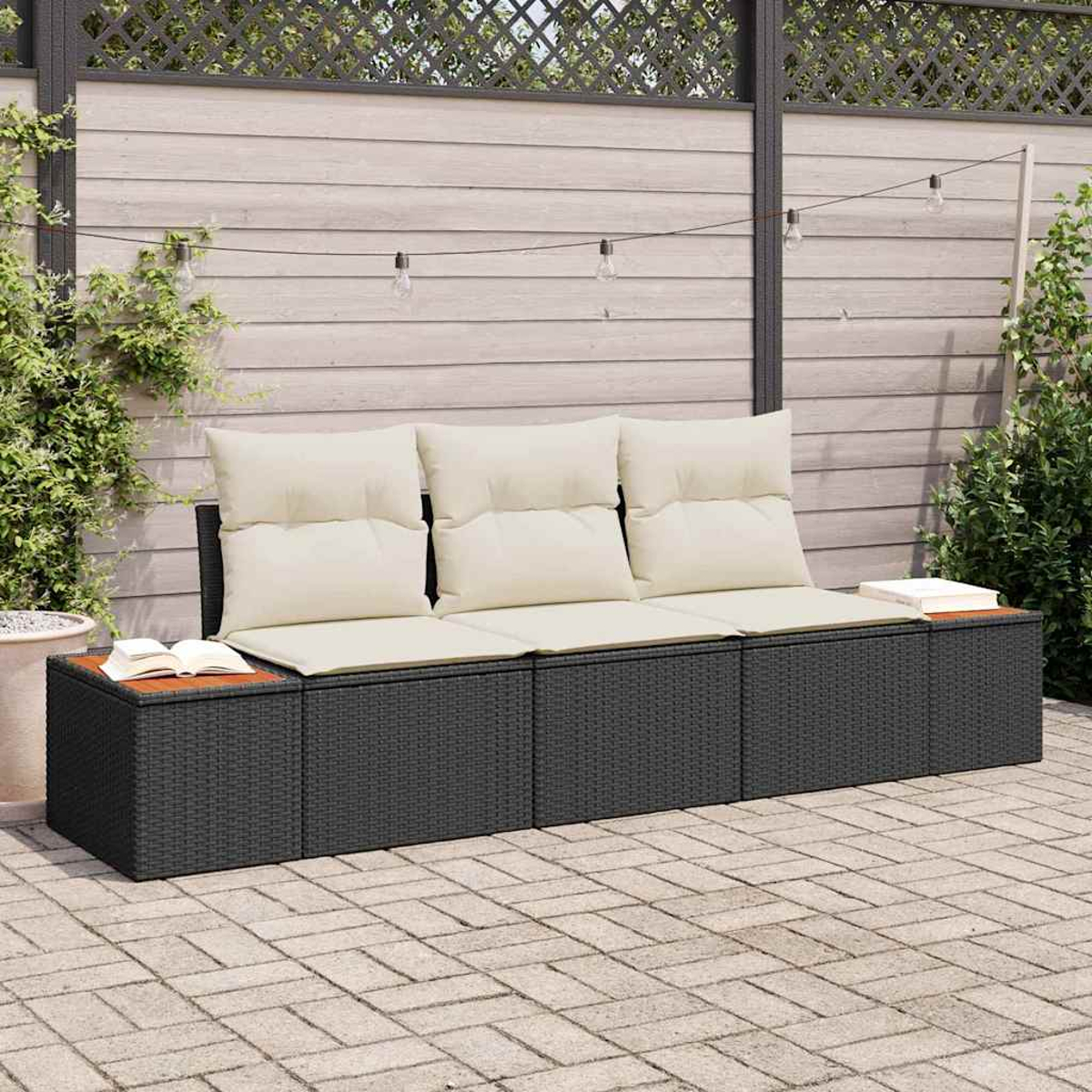Outdoor-Korbsessel mit cremefarbenen Kissen, Bücher auf Holzplatten. Hintergrund: Holzzaun mit Lichterketten und Pflanzen.