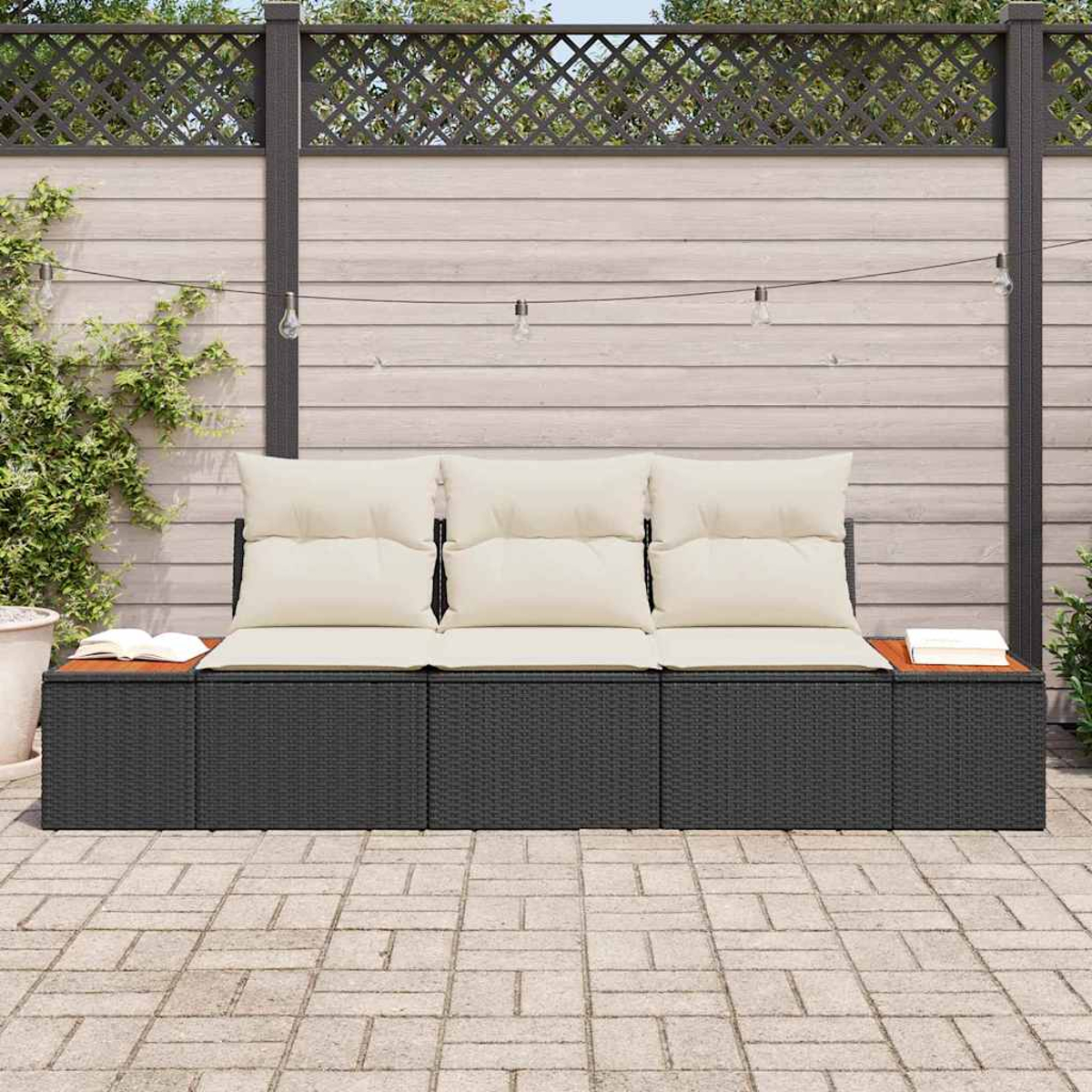 Gartensektionssofa mit cremefarbenen Kissen und dunkler Korbbasis. Holztische mit Büchern. Zaun und Lichterketten im Hintergrund.