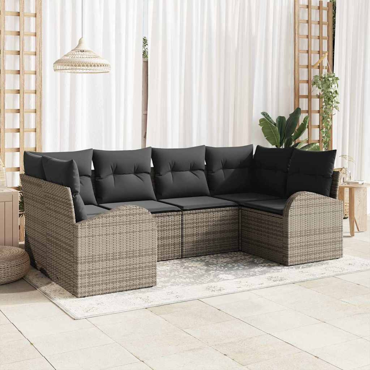 Ecksofa für den Außenbereich mit grauen Kissen. Auf einer Terrasse mit Teppich. Weiße Vorhänge und eine Hängelampe sind sichtbar.