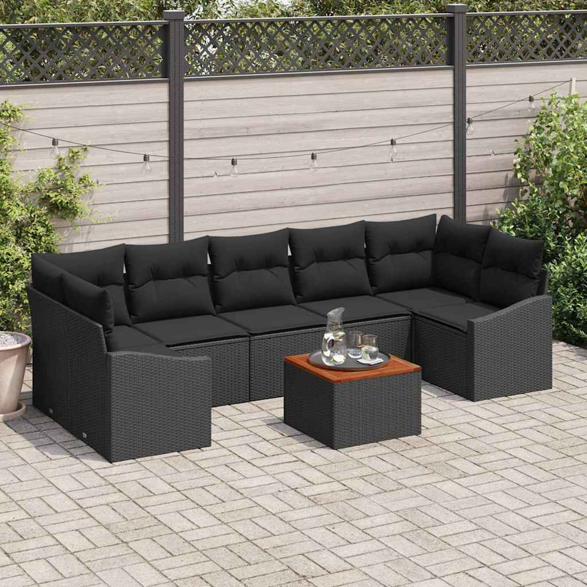 Schwarzes Ecksofa im Freien mit schwarzen Kissen, Holztisch, auf einer Ziegelterrasse, mit Zaun im Hintergrund.