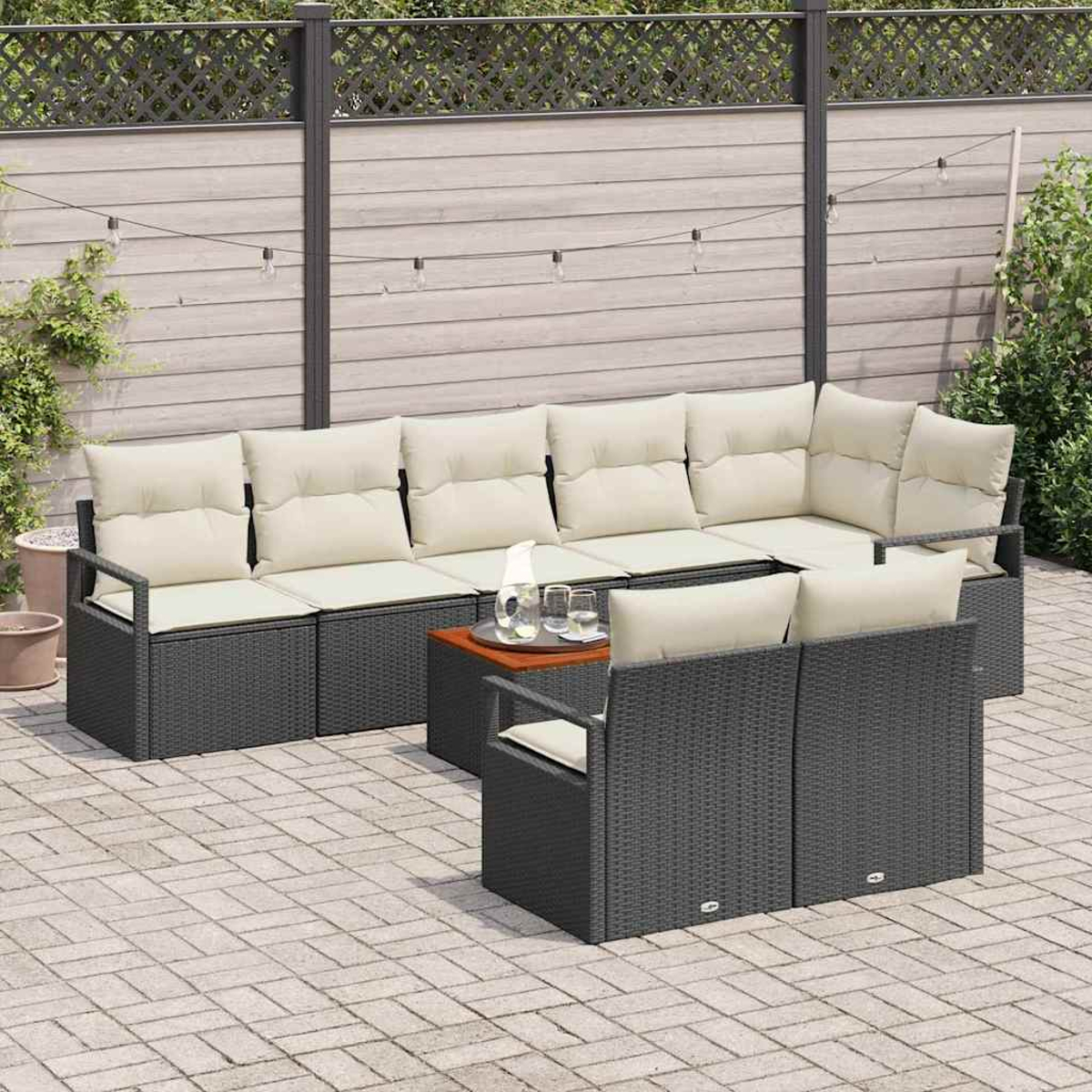 Terrassenset mit dunkelgrauen Korbmöbeln und cremefarbenen Kissen. Ein kleiner Tisch hält Getränke. Die Szene ist von einem Zaun umgeben.