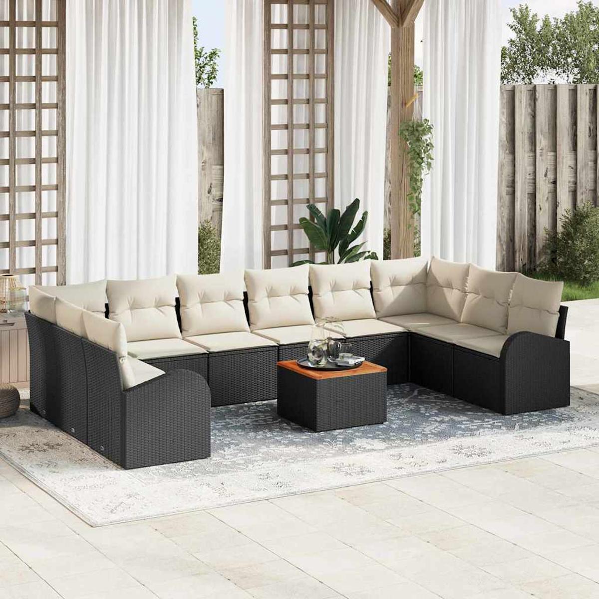 Outdoor-Ecksofa mit beigen Kissen, schwarzem Korbgewebe und einem Holztisch auf einem gemusterten Teppich.