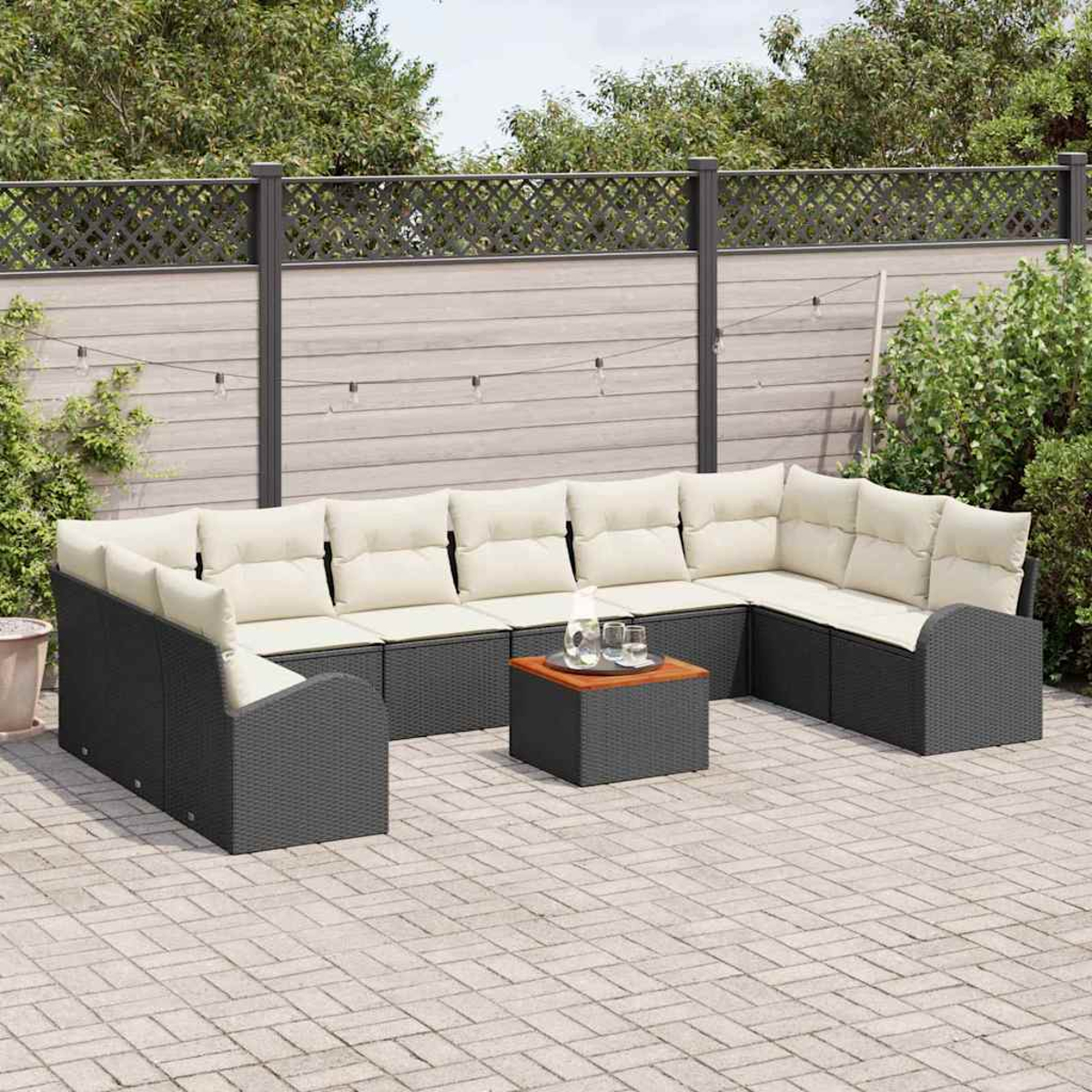 Garten-Sitzgruppe mit cremefarbenen Kissen, einem kleinen Tisch und einem Zaun im Hintergrund. Auf einer Backstein-Terrasse.