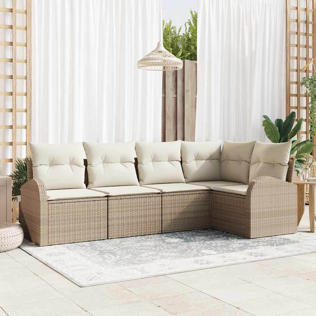 Beiges Ecksofa im Freien mit cremefarbenen Kissen auf einem gemusterten Teppich. Weiße Vorhänge und eine gewebte Leuchte sind sichtbar.