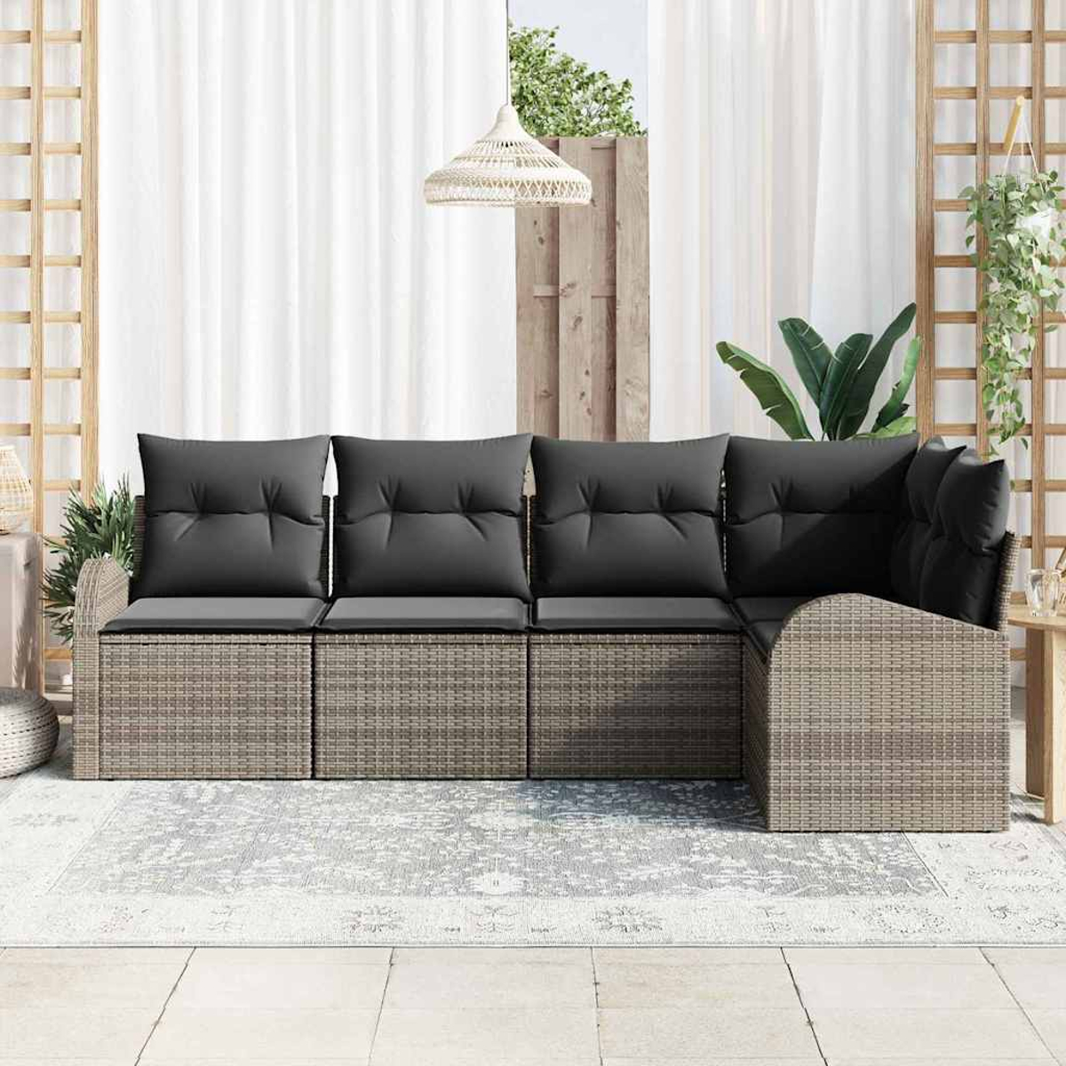 Outdoor-Ecksofa mit grauen Kissen. Ein Teppich, Pflanzen und eine Hängelampe sind im Hintergrund. Vorhänge und Holzelemente vervollständigen die Szene.