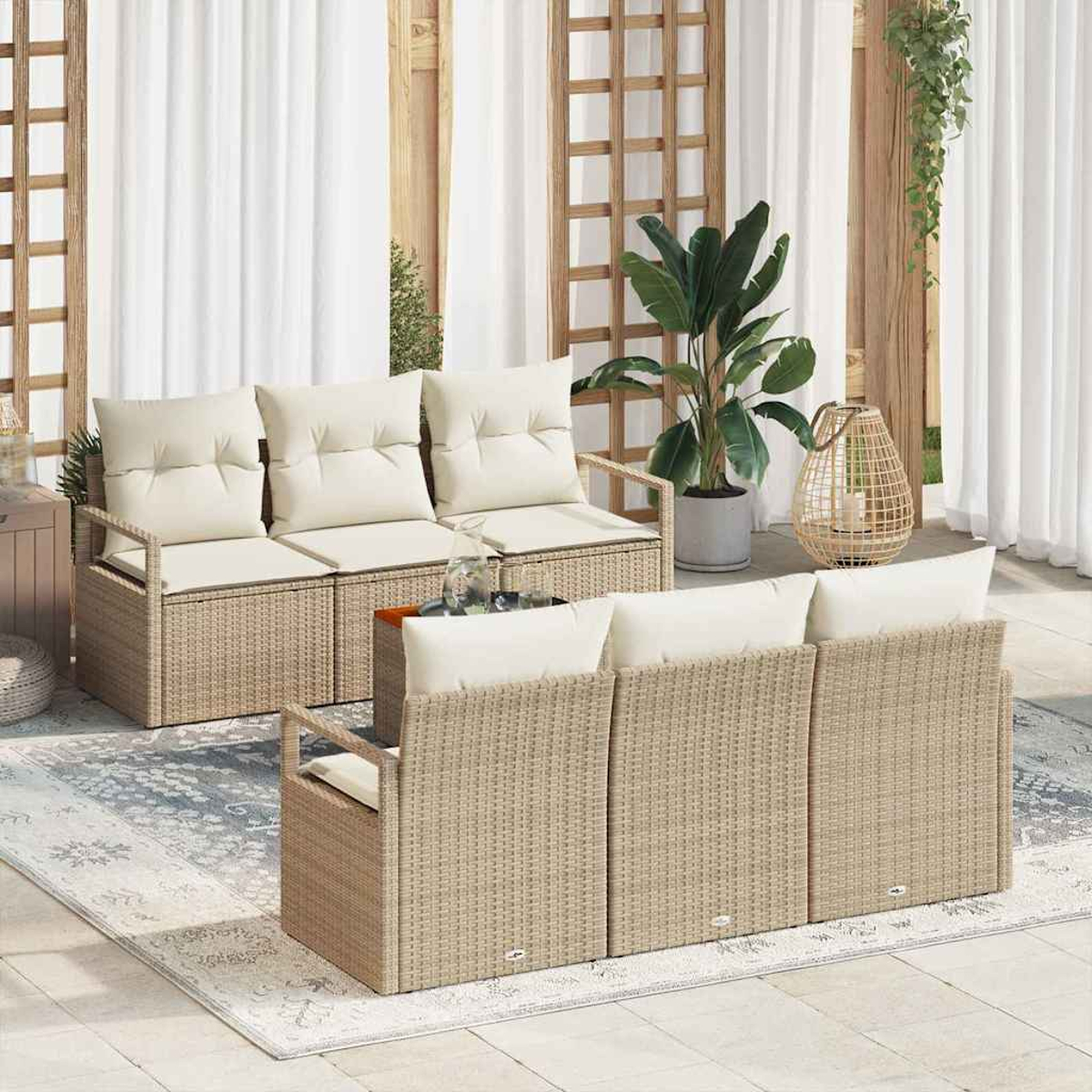 Außenszene mit Rattansofas, weißen Kissen, Teppich, Pflanzen, Holzgitter und weißen Vorhängen. Ein entspanntes und einladendes Patio-Setup.