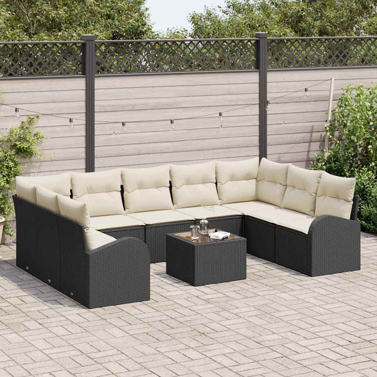 Outdoor-Ecksofa mit beigen Kissen, schwarzem Korbgeweberahmen und Tisch mit Glasplatte auf einer Ziegelterrasse, mit Zaun und Grün.