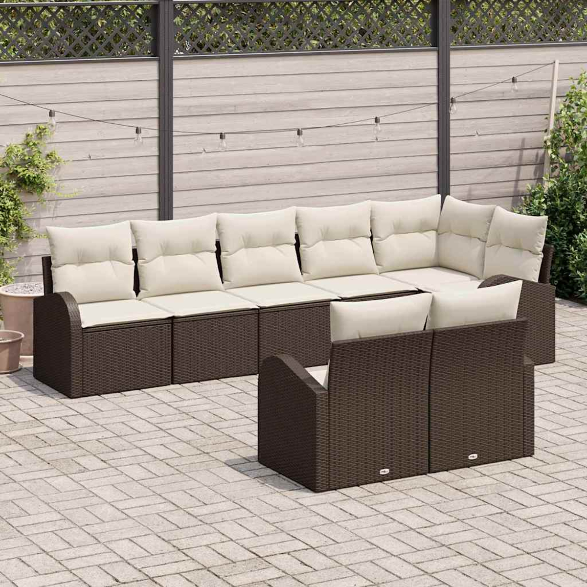 Outdoor-Ecksofa mit cremefarbenen Kissen und braunem Korbgewebe-Rahmen auf einer Backstein-Terrasse. Enthält Lichterketten und einen Holzzaun.
