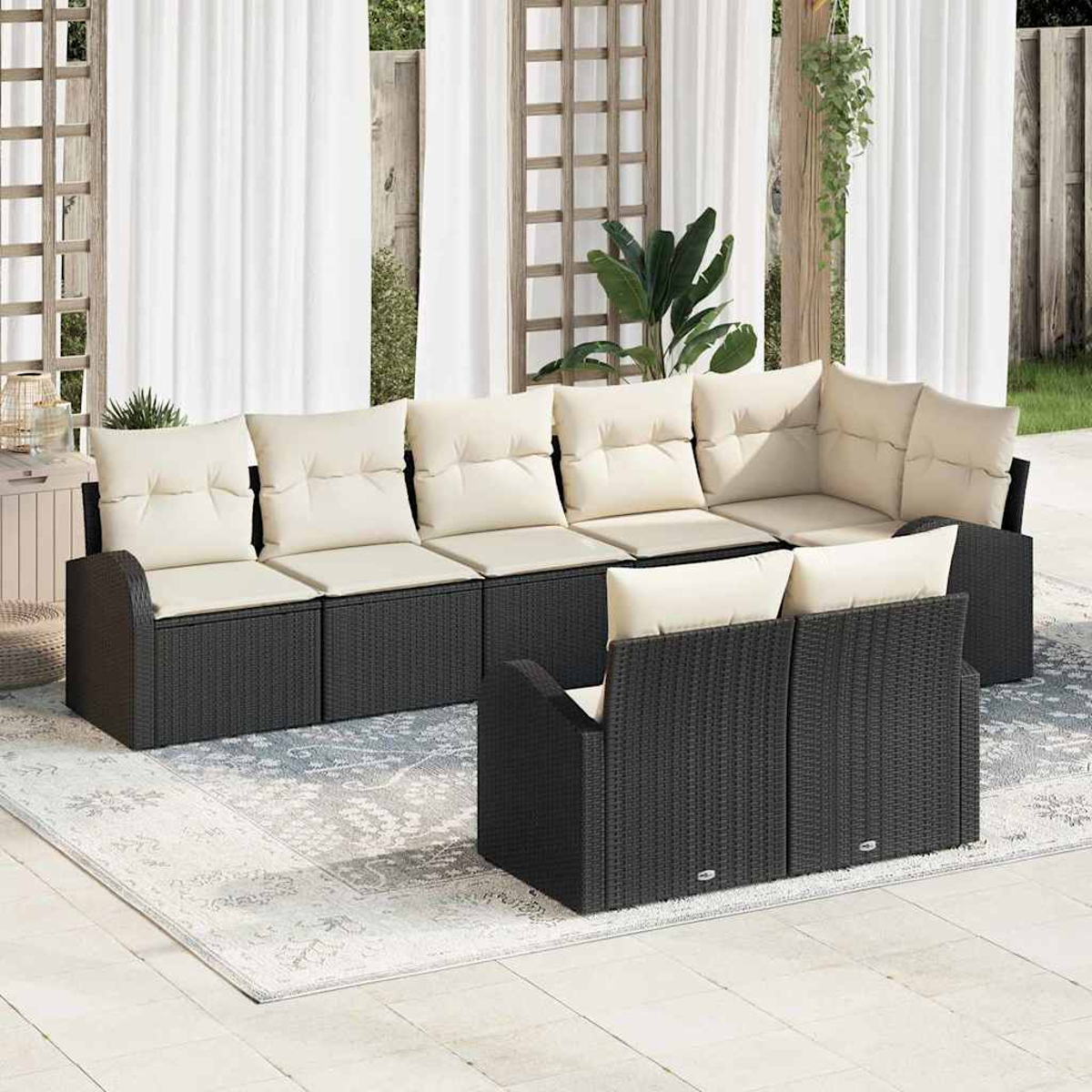 Outdoor-Ecksofa mit cremefarbenen Kissen auf grauem Teppich. Weiße Vorhänge und Holzgitter im Hintergrund. Pflanzen.