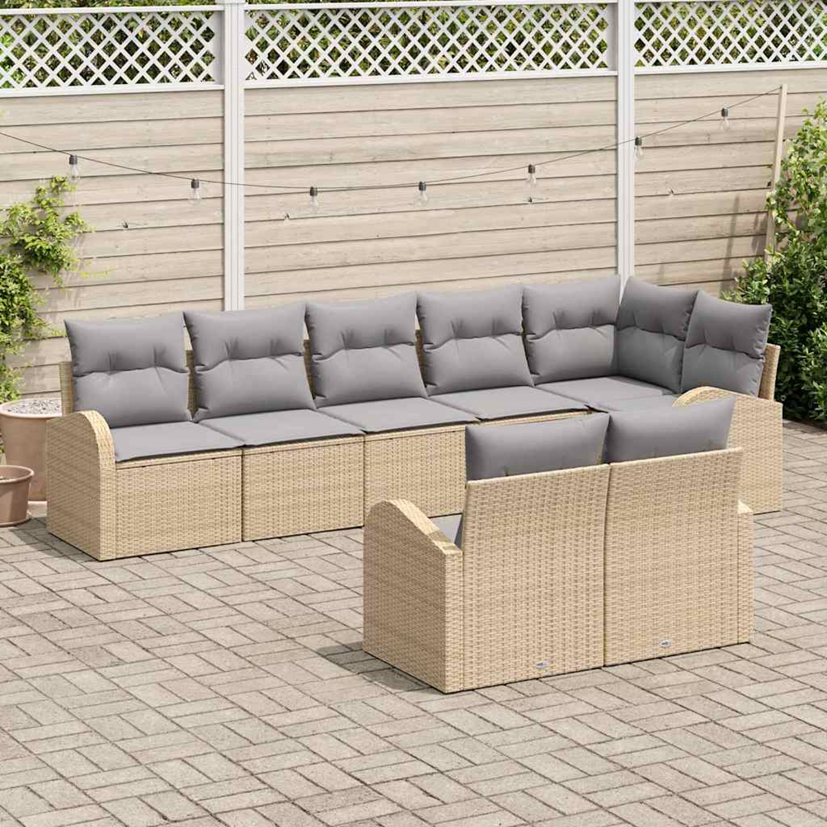 Gartenmöbel-Set aus Korbgeflecht mit grauen Kissen. Auf einer Backstein-Terrasse, vor einem Holzzaun und Lichterketten.