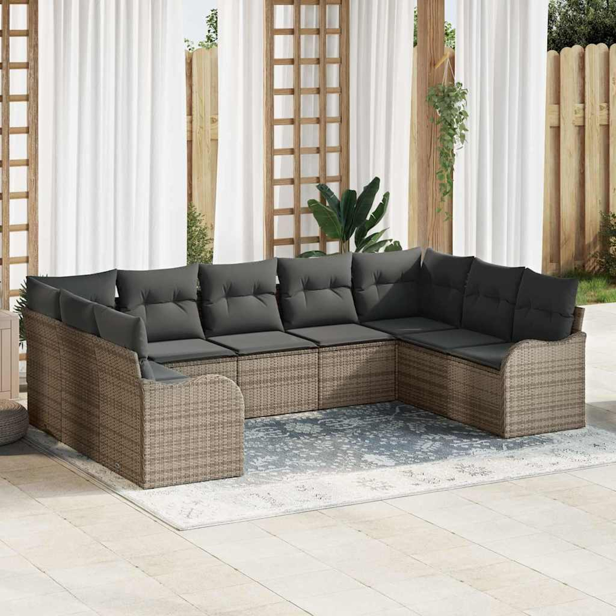 Un gran sofá seccional exterior en forma de U con cojines grises se encuentra en un patio. Cortinas blancas y un enrejado de madera están en el fondo.