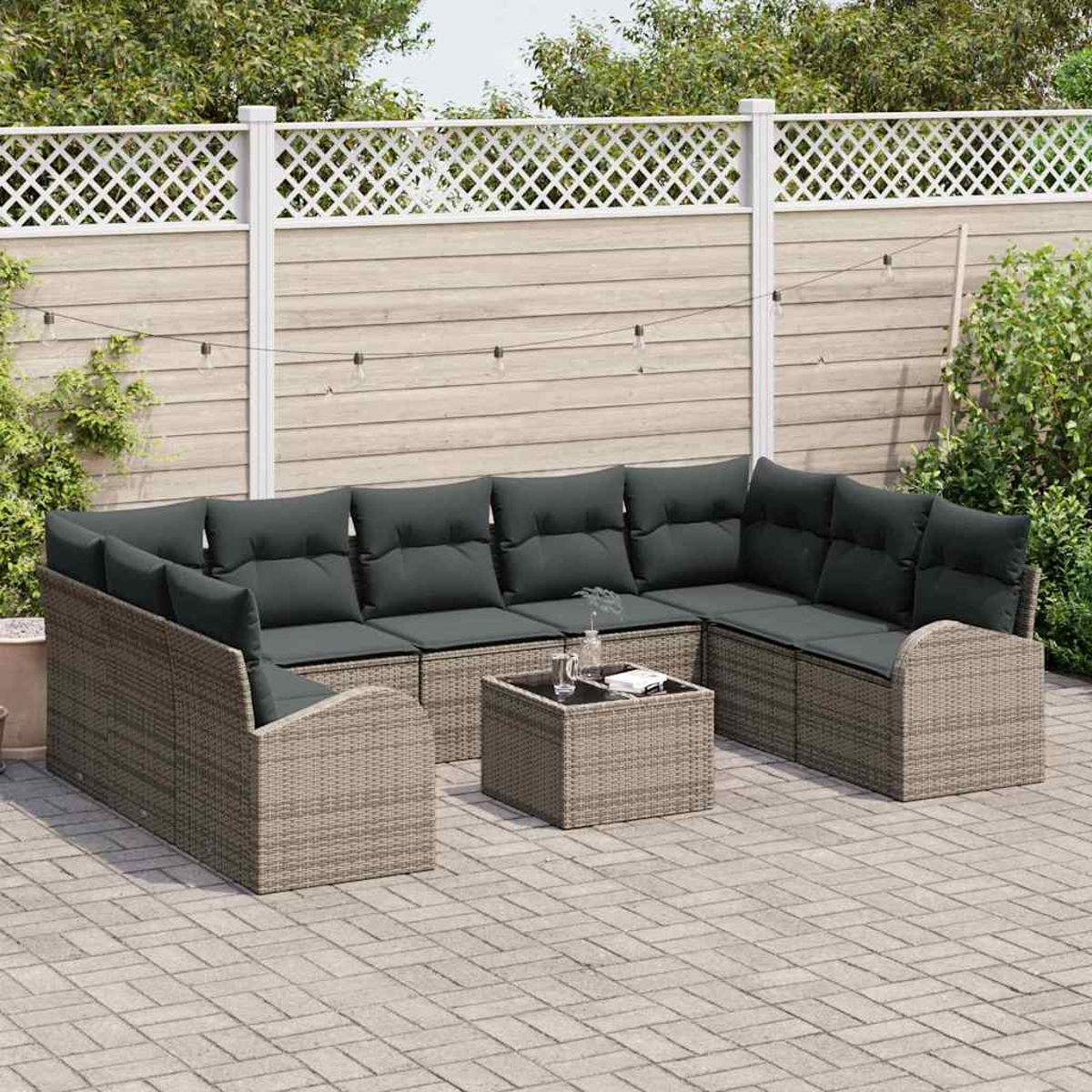 Outdoor-Ecksofa mit grauen Kissen und einem kleinen Tisch. Der Hintergrund ist eine Terrasse mit Zaun.