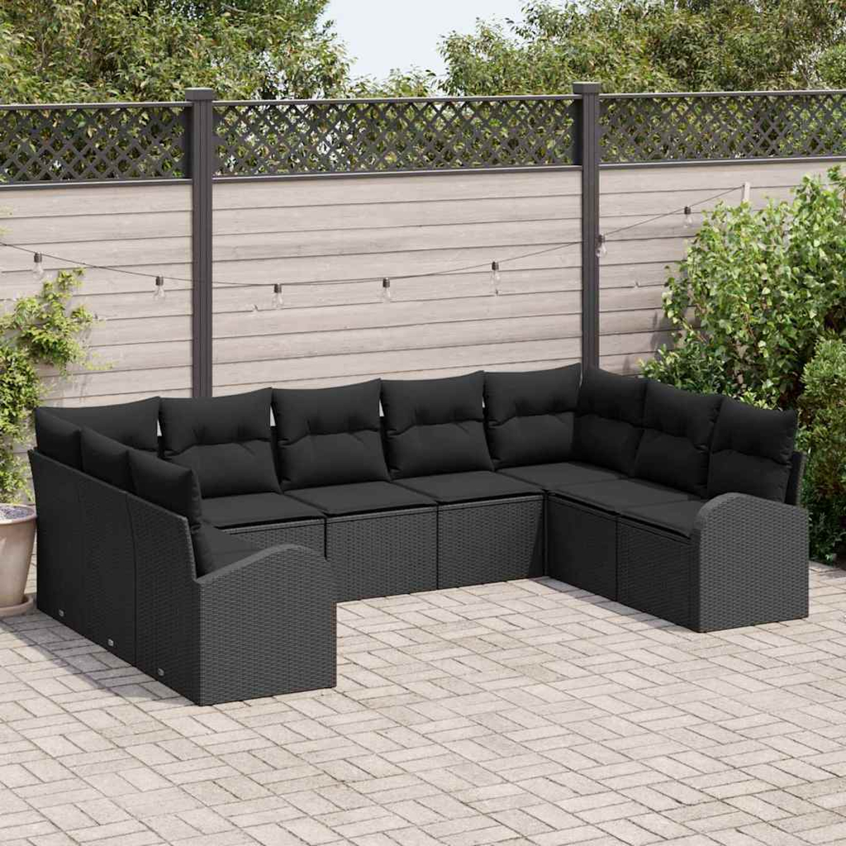Schwarzes Ecksofa im Freien auf einer Terrasse. Das Sofa hat schwarze Kissen. Der Hintergrund zeigt einen Zaun und Laub.