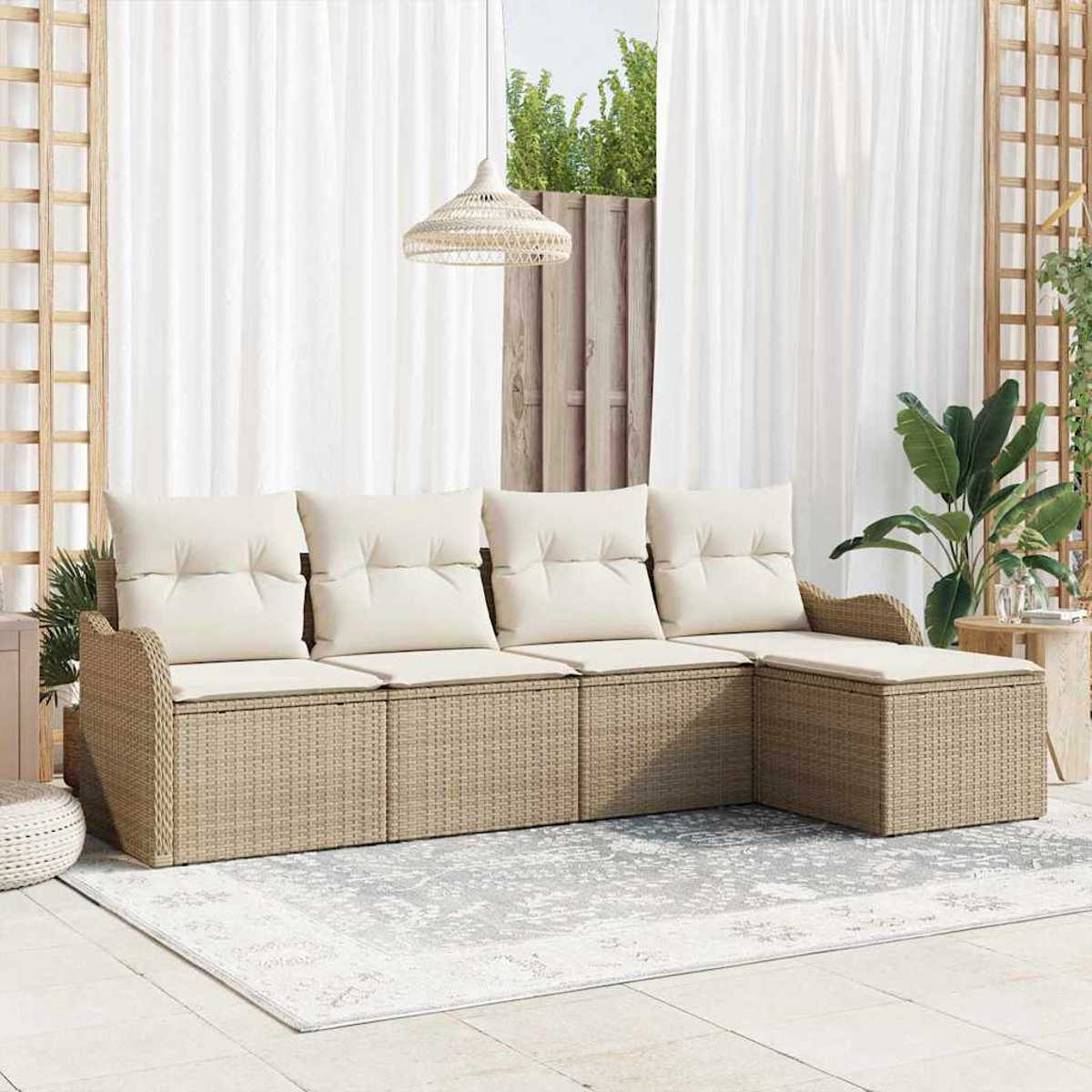 Outdoor-Sitzgruppe mit beigefarbenen Kissen. Beinhaltet ein Sofa, einen Hocker und einen Teppich. Der Hintergrund zeigt Vorhänge, Pflanzen und eine Holzkonstruktion.